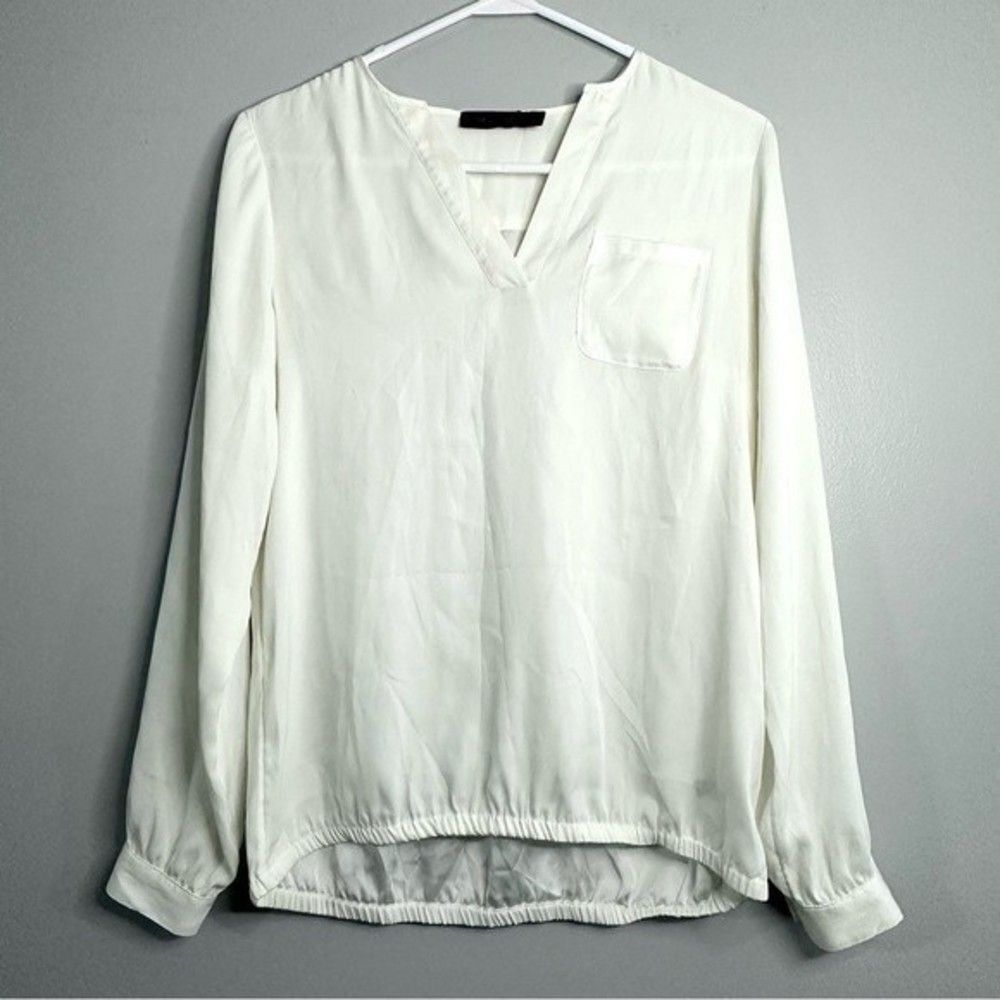 The Limited Women’s size small white silky feel long sleeve blouse 532B3